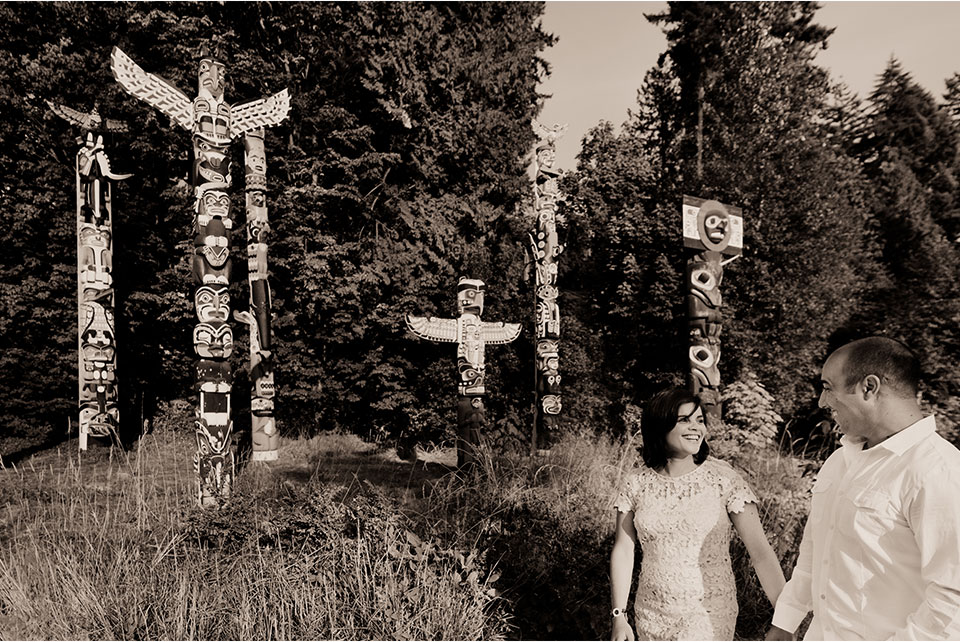 Totem poles in Stanley Park - engagement photos by vancouver wedding photographer